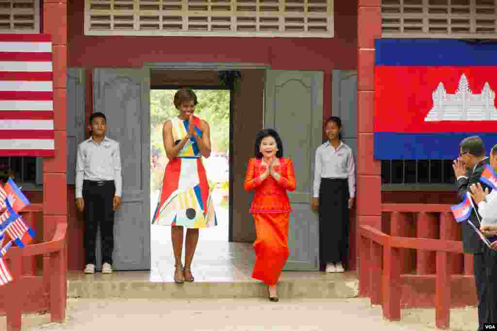 Đệ nhất Phu Nhân Hoa Kỳ Michelle Obama và phu nhân của Thủ tướng Hun Sen, Bun Ranny tại trường Prasat Bakong bên ngoài Siem Reap, ngày 21/3/2015.