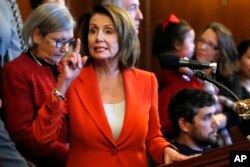 Lãnh đạo Khối thiểu số Hạ viện Nancy Pelosi phát biểu trong cuộc họp báo phản đối dự luật của phe Cộng hòa, ngày 19 tháng 12, 2017, ở Điện Capitol, Washington.