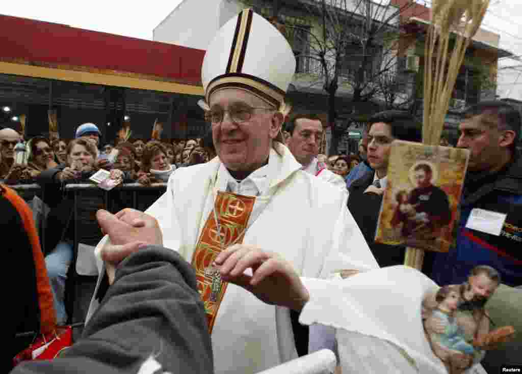 &ETH;ức Tổng gi&aacute;m mục Buenos Aires, Hồng Y Jorge Bergoglio, ch&agrave;o đ&oacute;n gi&aacute;o d&acirc;n tại Buenos Aires, ng&agrave;y 7/8/2009.