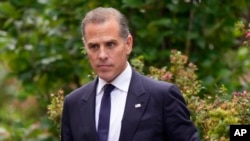 Ông Hunter Biden rời khỏi Tòa án Liên bang tại Wilmington, Delaware, ngày 11/6/2024.