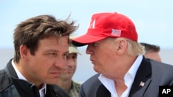 Ông Ron DeSantis và ông Donald Trump.