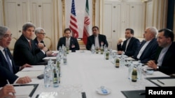 Các nhà ngoại giao Mỹ hội đàm với Ngoại trưởng Iran Mohammad Javad Zarif tại Vienna, Áo, ngày 28/6/2015.