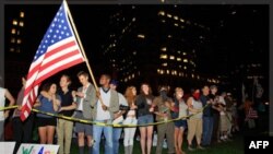 Những người biểu tình đứng trên đường Rose Kennedy Greenway ở Boston