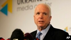 Thượng nghị sĩ John McCain trong 1 cuộc họp báo ở Kiev, Ukraine, 4/9/2014.