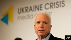 Thượng nghị sĩ John McCain nói chuyện tại một cuộc họp báo ở Kyiv, Ukraine, 9/4/14