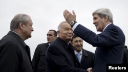 Tổng thống Uzbekistan Islam Karimov (giữa) tiếp đón Ngoại trưởng Mỹ John Kerry tại Sân bay Samarkand, ngày 1 tháng 11, 2015