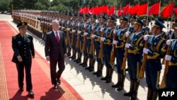 Ông Mattis và Bộ trưởng Quốc phòng Trung Quốc Ngụy Phượng Hòa duyệt đội danh dự hôm 27/6.