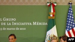 Ðại sứ Hoa Kỳ tại Mexico Carlos Pascual (trái)