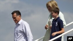 Ông Romney, cùng với vợ và cháu trai đến Tampa