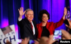 Ông Mitch McConnell và phu nhân, cựu Bộ trưởng Bộ Lao động Elaine Chao, vẫy tay chào các ủng hộ viên trong đêm diễn ra cuộc bầu cử giữa kỳ ở Louisville, Kentucky, 4/11/2014.