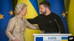 Tổng thống Ukraine Volodymyr Zelenskyy (phải) và Chủ tịch Ủy hội Châu Âu Ursula von der Leyen tham dự một cuộc họp báo ở Kyiv, Ukraine, ngày 4 tháng 11 năm 2023.