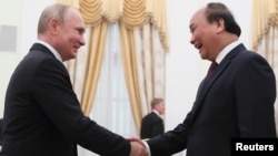 Ông Nguyễn Xuân Phúc (phải) gặp ông Putin tại Điện Kremlin ở Moscow, Nga, vào tháng 5/2019, khi còn đang giữ chức thủ tướng.