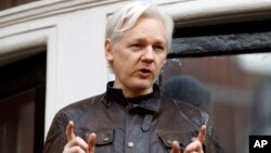 Tư liệu - Julian Assange đứng phát biểu trước người ủng hộ trên ban-công của đại sứ quán Ecuador ở London, Anh, ngày 19 tháng 5, 2017.