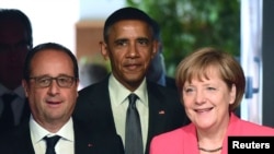 Tổng thống Pháp Francois Hollande, Tổng thống Mỹ Barack Obama và Thủ tướng Đức Angela Merkel Đức tới dự ngày họp thứ hai của hội nghị thượng đỉnh G7 tại lâu đài Elmau ở Kruen, ngày 8/6/2015.