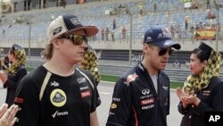 Tay đua Sebastian Vettel của Ðức (thứ nhì bên phải) và Kimi Raikkonen của Phần Lan đến Bahrain tham dự cuộc đua Grand Prix