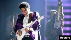 Bruno biểu diễn tại lễ trao giải âm nhạc Mỹ Grammy Awards 2017.