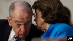 Chủ tịch Ủy ban Tư pháp Thượng viện Charles Grassley (trái) và Thượng nghị sĩ Dianne Feinstein.