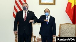 Ngoại trưởng Mike Pompeo và Thủ tướng Nguyễn Xuân Phúc với cử chỉ "bắt tay thời Covid" trong cuộc gặp tại Hà Nội vào ngày 30/10/2020.