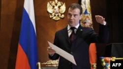 Tổng thống Dmitry Medvedev đã loan báo kế hoạch tăng gấp 3 ngân sách lương bổng của quân đội cho năm tới