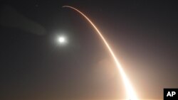 Phi đạn Minuteman III được phóng từ căn cứ không quân Vandenberg, California, ngày 3/5/2007.