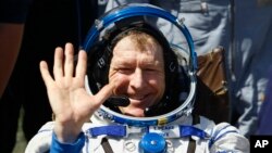 Phi hành gia Anh Tim Peake vẫy tay sau khi hạ cánh gần thị trấn Dzhezkazgan, Kazakhstan, ngày 18 tháng 6 năm 2016.