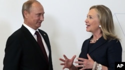 Ngoại trưởng Hoa Kỳ Hillary Clinton (phải) và Tổng thống Nga Vladimir Putin tại hội nghị thượng đỉnh APEC ở Vladivostok 