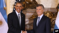 Tổng thống Mỹ Barack Obama bắt tay Tổng thống Argentina Mauricio Macri tại tòa nhà chính phủ ở Buenos Aires, Argentina, ngày 23 tháng 3 năm 2016.