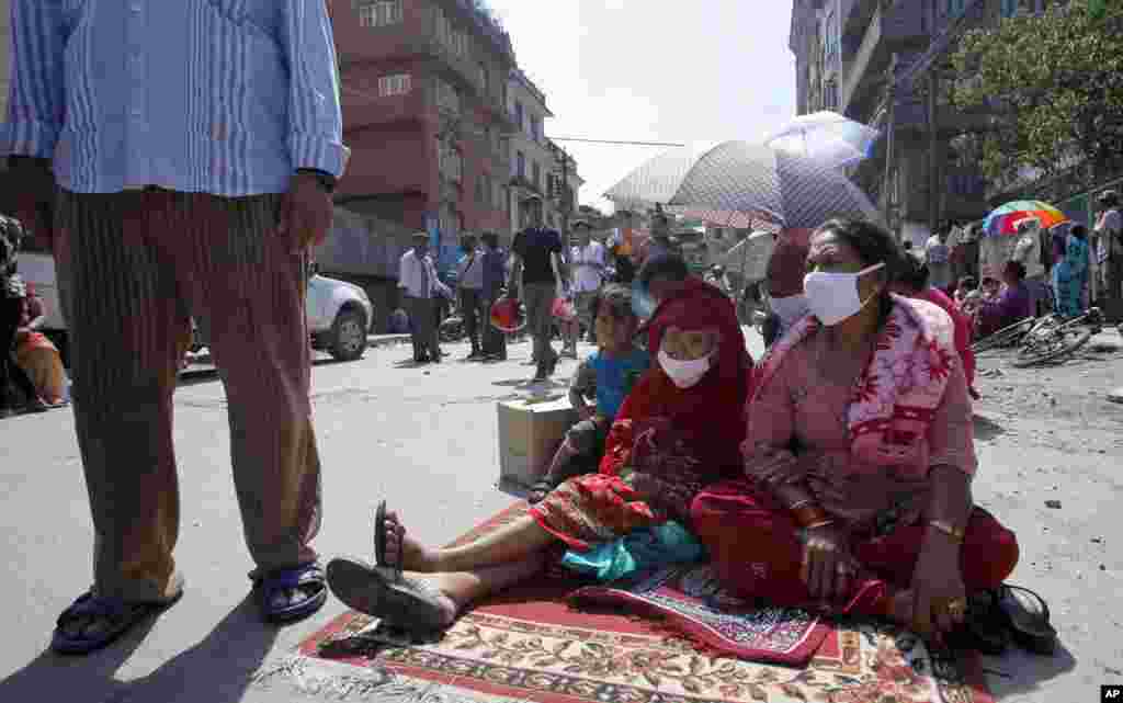 Cư dân địa phương chạy ra đường sau trận động đất ở&nbsp;Kathmandu, Nepal, ngày 12/5/2015.