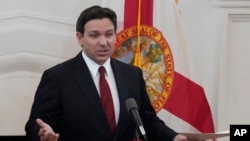 Thống đốc tiểu bang Florida Ron DeSantis ký luật vào đầu năm nay (2024) yêu cầu hội đồng nhà nước giám sát hệ thống hưu trí phải xây dựng kế hoạch trước ngày 1 tháng 9 để thoái vốn khỏi các công ty thuộc sở hữu của Trung Quốc.