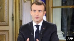 Tổng thống Pháp Emmanuel Macron đọc diễn văn truyền hình tại Điện Elysee, Paris, ngày 10/12/2018.