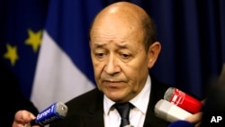 Bộ trưởng Quốc phòng Pháp Jean-Yves Le Drian trong một cuộc họp báo ở Paris, 12/1/2013