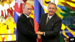 Chủ tịch Cuba Raul Castro, phải, bắt tay Tổng thống Nga Vladimir Putin tại Cung Cách mạng ở Havana, 11/7/2014.