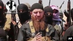 Omar al-Shishani (giữa) được biết tiếng là một trong những chỉ huy có khả năng nhất của Nhà nước Hồi giáo.