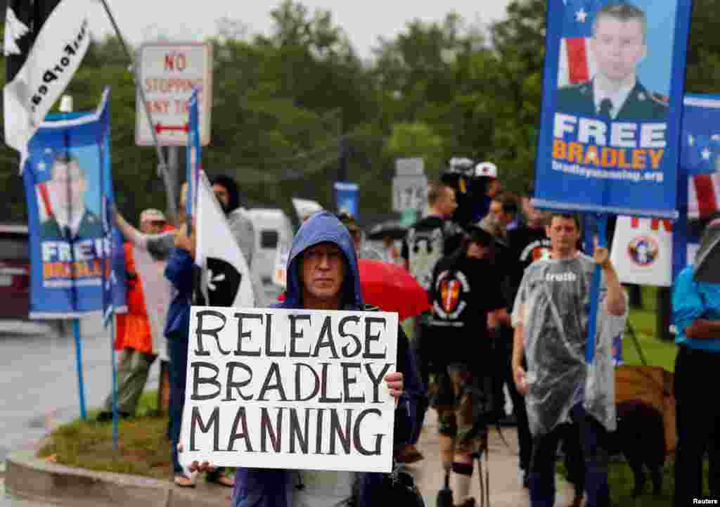 Người biểu tình đứng bên ngoài Trại Meade, tiểu bang Maryland để đòi thả Manning.