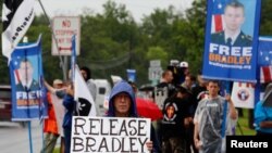 Người biểu tình kêu gọi trả tự do cho binh nhì Bradley Manning bên ngoài cổng chính của căn cứ Fort Meade ở Maryland, ngày 3/6/2013.