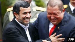 Tổng thống Venezuela Chavez (phải) chào đón Tổng thống Iran Ahmadinejad tại Caracas