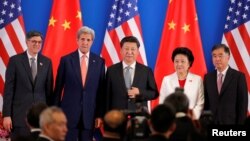 Từ trái sang:Bộ trưởng Tài chính Hoa Kỳ Jack Lew, Ngoại trưởng Hoa Kỳ John Kerry, Chủ tịch Trung Quốc Tập Cận Bình, Phó Thủ tướng Trung Quốc bà Lưu Diên Đông và ông Uông Dương, và Uỷ viên Quốc vụ viện Trung Quốc Dương Khiết Trì chụp ảnh trong buổi lễ khai mạc hội nghị cấp cao hàng năm tại Bắc Kinh, ngày 6 tháng 6 năm 2016.