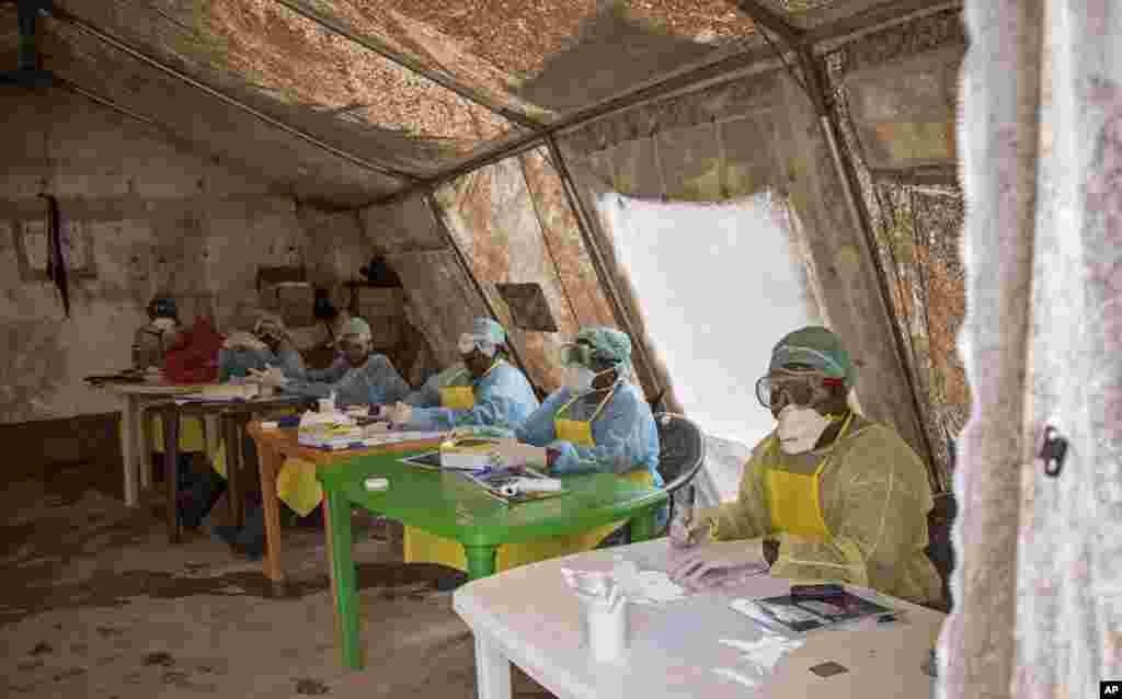 Nhân viên y tế chờ để kiểm tra bệnh nhân tại Bệnh viện Chính phủ Kenema, Sierra Leone, ngày 9/8/2014.