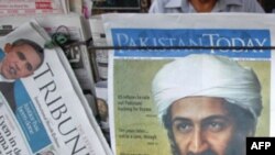 Báo chí đưa tin về cái chết của bin Laden bán tại một sạp báo ở thành phố Lahore của Pakistan