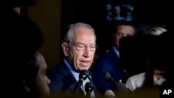 Chủ tịch Ủy ban Tư pháp Thượng viện Mỹ Chuck Grassley, Cộng hòa bang Iowa, trả lời các phóng viên tại Điện Capitol ngày 19/9/2018.