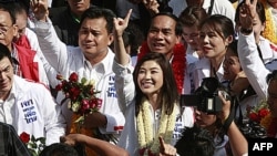 Nhà lãnh đạo đảng đối lập Phue Thai, Yingluck Shinawatra (giữa)