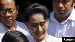 Lãnh tụ đối lập Myanmar Aung San Suu Kyi rời trụ sở đảng Liên minh Dân chủ Toàn quốc NLD sau khi tuyên bố về kết quả cuộc tổng tuyển cử tại Yangon, ngày 9/11/2015.