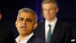 Ông Sadiq Khan, ứng cử viên Đảng Lao động, phát biểu trước ông Zac Goldsmith, ứng cử viên Đảng Bảo thủ, sau khi chiến thắng trong cuộc bầu cử thị trưởng London, ngày 07 tháng 5 năm 2016.