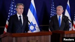 Ngoại trưởng Hoa Kỳ Antony Blinken (trái) và Thủ tướng Israel Benjamin Netanyahu phát biểu với giới truyền thông sau cuộc gặp của họ ở Tel Aviv, Israel, vào ngày 12 tháng 10 năm 2023.