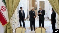 Bộ trưởng Ngoại giao Iran Mohammad Javad Zarif (thứ 2 bên trái) nói chuyện với Đặc sứ Lakhdar Brahimi tại Tehran, Iran, 26/10/2013