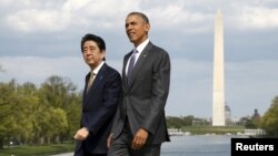 Tổng thống Mỹ Barack Obama và Thủ tướng Nhật Bản Shinzo Abe thăm Đài tưởng niệm Lincoln ở Thủ đô Washington hồi tháng 4 năm 2015.