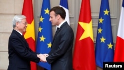 Tổng bí thư ĐCS Việt Nam Nguyễn Phú Trọng bắt tay Tổng thống Pháp Emmanuel Macron tại Paris. Hai nhà lãnh đạo hôm 27/3 chứng kiến lễ ký kết nhiều hợp đồng hợp tác giữa các tập đoàn của Việt Nam và Pháp có trị giá nhiều tỷ USD.