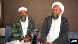 Ayman Zawahiri, phải, nhân vật thường phát ngôn cho tổ chức al-Qaida và vẫn nhấn mạnh đến quan hệ mật thiết với thủ lãnh đã quá cố