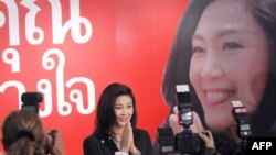 Bà Yingluck Shinawatra tham dự một cuộc họp báo tại trụ sở đảng Pheu Thai ở Bangkok, Thái Lan, 3/7/2011