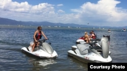 Jet Ski là môn thể thao ưa chuộng mùa hè (ảnh Bùi Văn Phú)